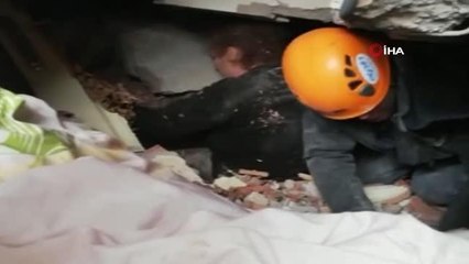 Malatya'da enkaz altında kalan vatandaşın ekiplerle konuşması kameraya yansıdı