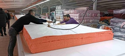 Bu fabrikanın işçileri depremzedeler üşümesin diye mesaiye kalıyor