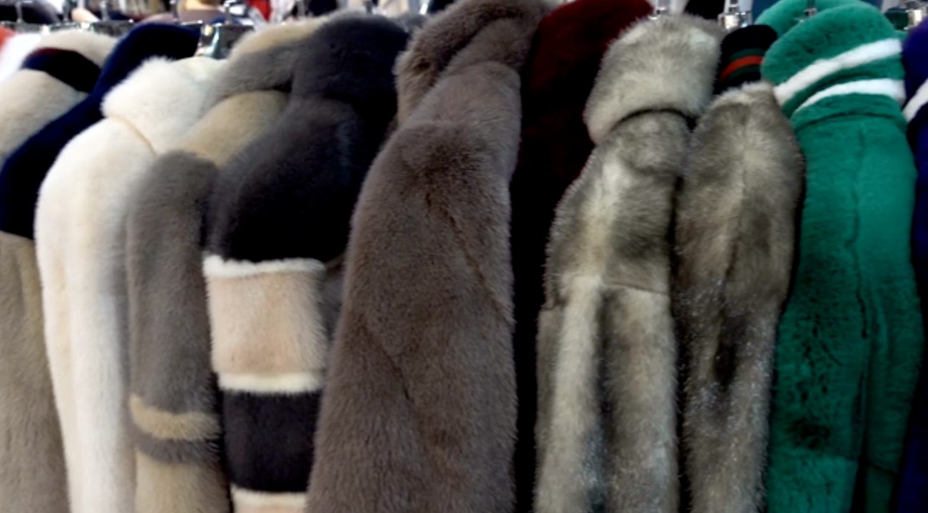 Russische witwen erhalten pelzmäntel für tod ihrer männer