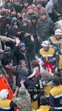 Família resgatada dos escombros em Alepo enquanto multidão festeja