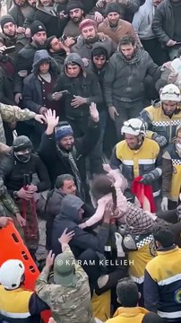 Rescatan con vida a menores de edad entre los escombros en Turquía y Siria
