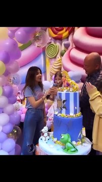 نانسي عجرم تغني مع ابنتها في عيد ميلادها
