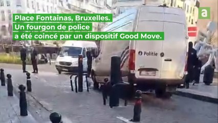 Un combi de police coincé sur les bollards Good Move