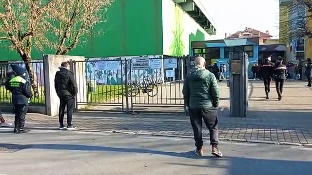 Pregnana Milanese, spray urticante sulle scale: evacuata scuola media