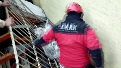 "Önce kedimi kurtarın" demişti: Kerem ve kedisi Çilek enkazdan kurtarıldı!