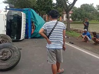 Mobil Truk Angkutan Barang Terguling di Jalur Pantura Desa Legok