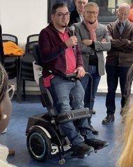 Ce fauteuil roulant permet de se déplacer debout