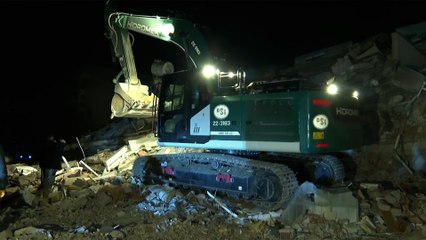 زلزال تركيا.. تواصل البحث عن ناجين في مواقع الانهيارات