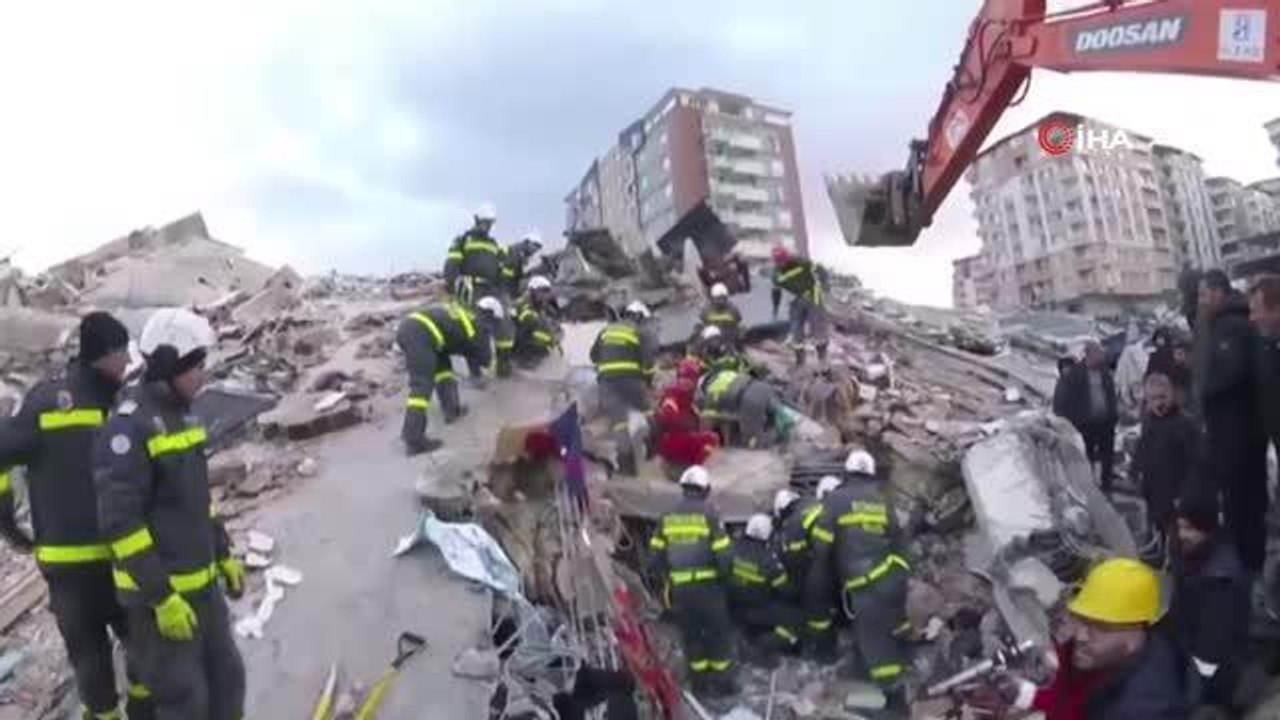 Romanya'dan gelen ekip Hatay'da hayat kurtarıyor