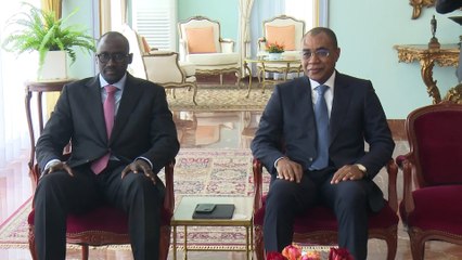 Le président de la BOAD, Serge Ekue, présente ses activités au président Alassane Ouattara