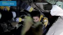 Un niño sirio sonríe tras ser sacado de los escombros