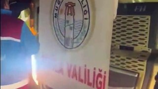 CHP’li belediyenin yardım aracına Valilik afişi astılar