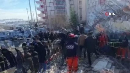 Tải video: Polonyalı arama-kurtarma ekibi enkaz altından 14 kişiyi kurtardıBir çocuk ile yaşlı kadının enkaz altından çıkarıldığı anlar kameraya yansıdı