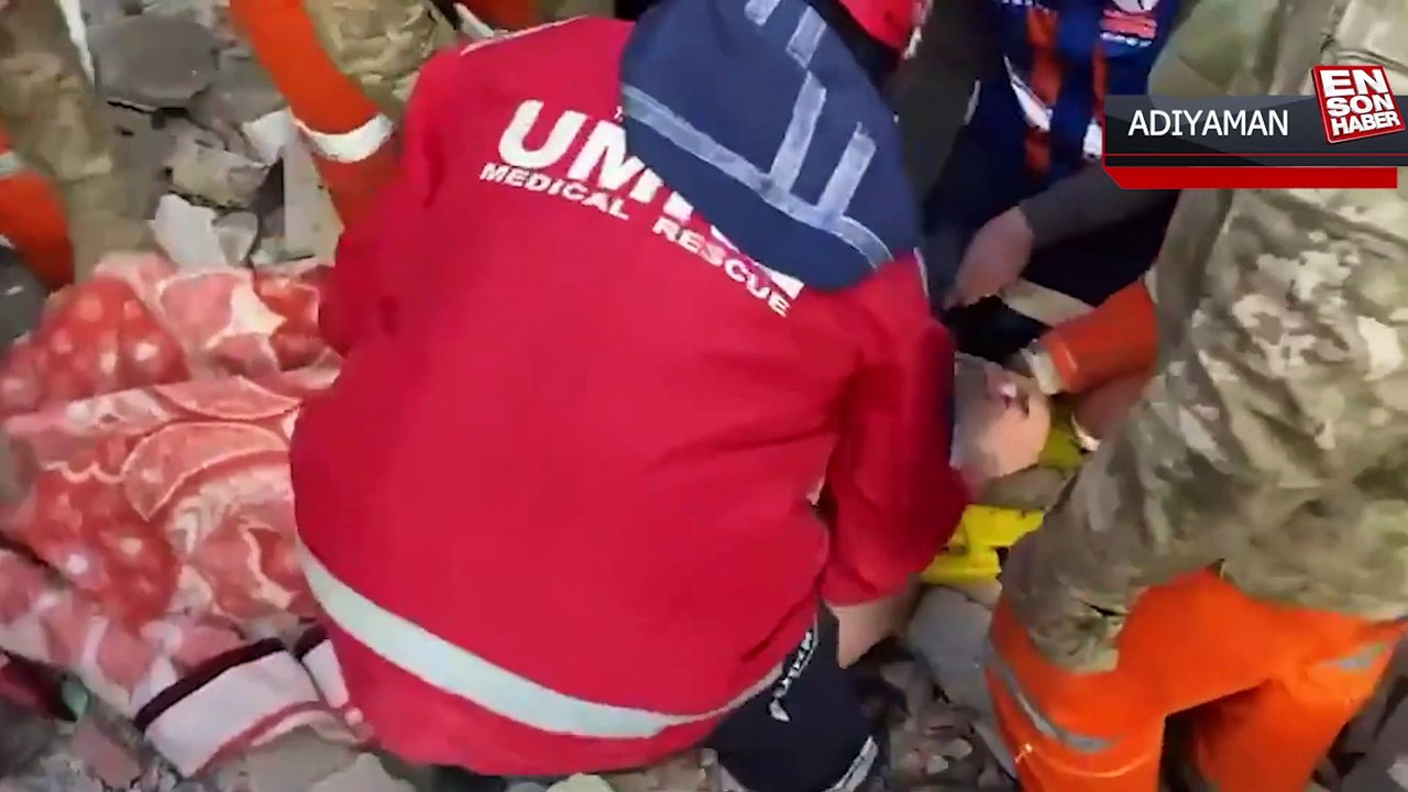 Enkazdan çıkarılan vatandaş tüm ısrarlara rağmen sigarayı bırakmadı