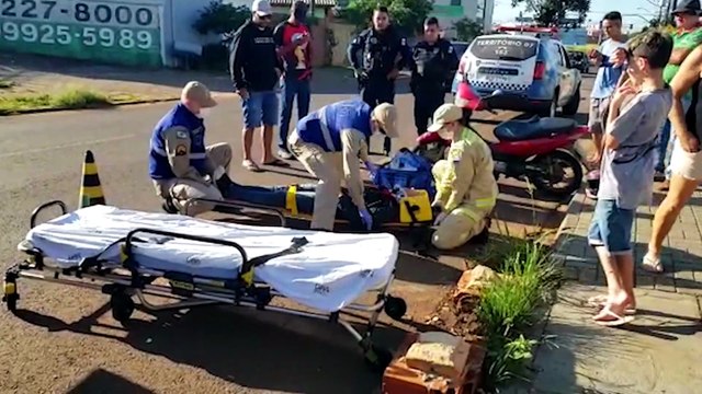 Mulher quebra o braço após colisão entre moto e bicicleta no Cascavel Velho