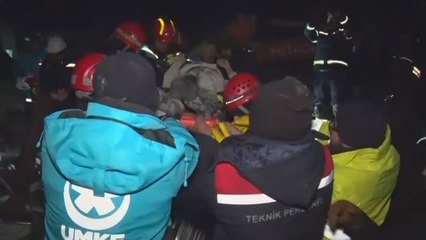 Télécharger la video: Los equipos de rescate internacionales ya salvan supervivientes en Turquía y Siria