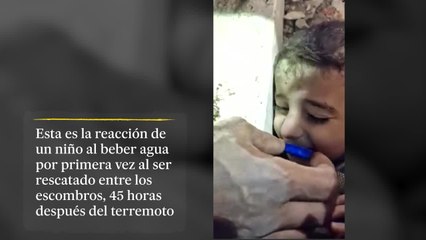 Un niño bebe agua de un tapón de una botella antes de sacarlo de los escombros tras el terremoto de Turquía