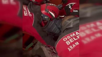 17 yaşındaki Irmak enkazdan böyle kurtarıldı