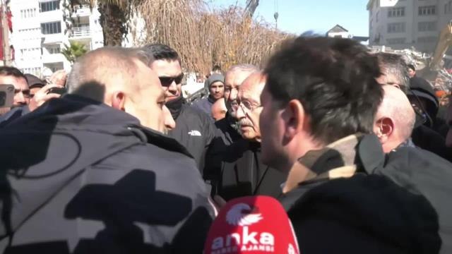 Kılıçdaroğlu, Kahramanmaraş'ta... Bir Depremzede Kılıçdaroğlu'na Sarılarak Gözyaşlarını Tutamadı: Çocuklar Gitti Başkanım, Kurtarın Bizi