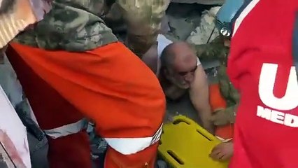 Enkazdan ağzında sigara ile çıkarıldı, hastaneye gitmeyi reddetti...