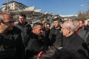 Bir depremzede Kılıçdaroğlu'na sarılarak gözyaşlarını tutamadı: Çocuklar gitti başkanım, kurtarın bizi