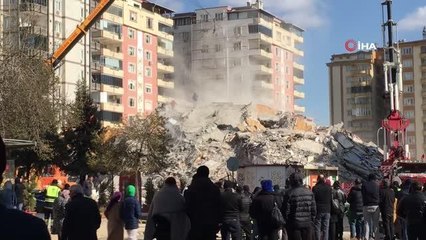 Enkaz alanında artçı deprem paniği