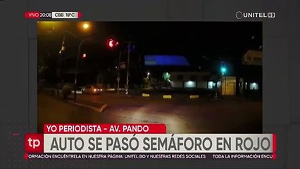 Automóvil cruza semáforo en rojo y casi choca a ambulancia