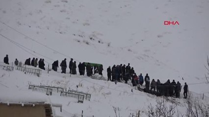 Anne ve 2 çocuğunun cansız bedenleri, enkaz altında birbirlerine sarılı halde bulundu