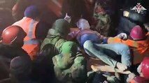 جنود روس يخرجون رجلا من تحت الأنقاض في حلب