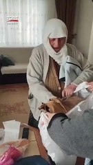 Şehit Uzm. Çvş Suat Yaşar'ın annesi, oğlundan kalan kıyafetini koklayarak deprem bölgesine bağışladı