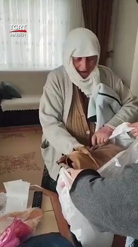 Şehit Uzm. Çvş Suat Yaşar'ın annesi, oğlundan kalan kıyafetini koklayarak deprem bölgesine bağışladı