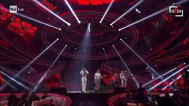 Sanremo, Blanco si infuria e sfascia il palco prendendo a calci i fiori. Fischiato dal pubblico