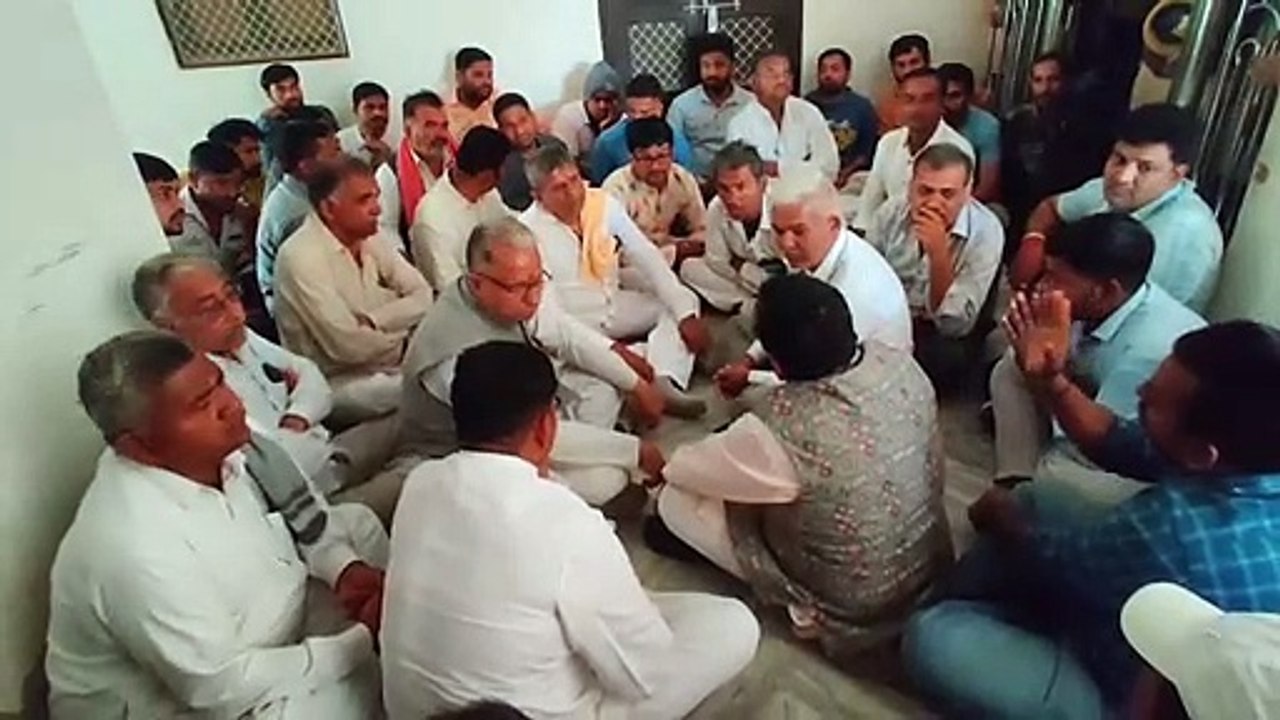 करंट से युवक की मौत, किया हंगामा, मुआवजे की मां...
