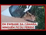 Vídeo mostra passageiros conseguindo sair de carro arrastado por enxurrada em Minas Gerais