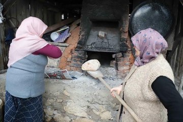 ŞİLE'DEKİ KÖY FIRINLARINDA DEPREM BÖLGESİ İÇİN EKMEK PİŞİRİLDİ