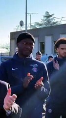 Los barras del PSG sorprendieron a Messi con una picante bandera