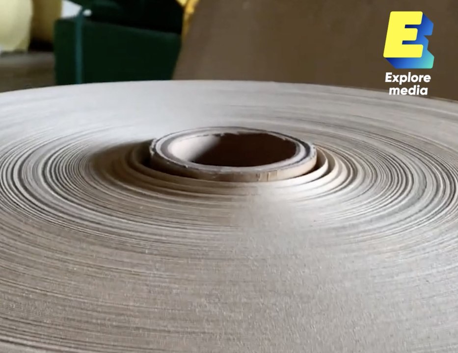 Des Ukrainiens ont inventé un papier conçu à partir de feuilles mortes.