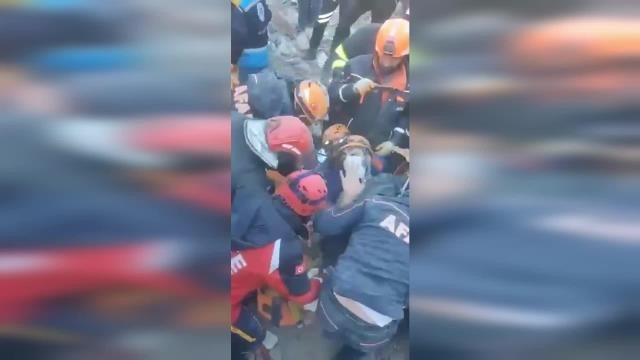 7,7 Büyüklüğündeki Deprem, 10 İli Vurdu: Şanlıurfa'da Yapılan Arama Kurtarma Çalışmalarında Baba ve Oğul Enkaz Altından Kurtarıldı