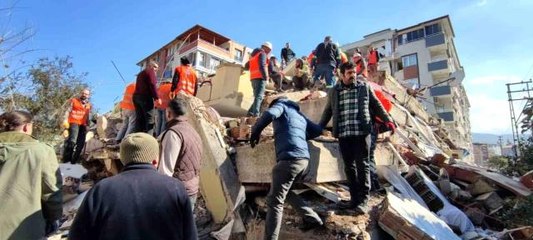 Hatay'da çalışmalar hızlandı, vatandaşlar enkazdan kurtarılıyor