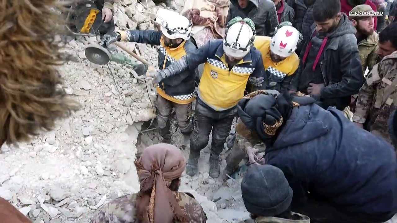 Syrer jubeln, als sie Kinder lebend aus Trümmern bergen
