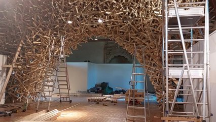 Une arche en bois monumentale installée au Musée d'art naïf et d'arts singuliers à Laval