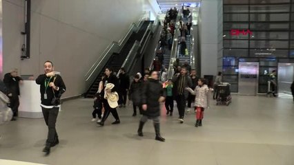 TAHLİYE UÇUŞLARIYLA İSTANBUL'A GELEN DEPREMZEDELER YAŞADIKLARI FELAKETİ ANLATTI