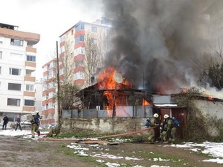 YANGINDA MAHSUR KALAN YÜRÜME ENGELLİYİ MAHALLE SAKİNLERİ KURTARDI