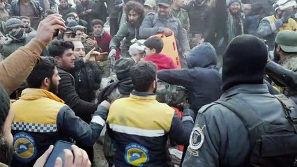 Séisme: des Syriens applaudissent après l'extraction d'enfants des décombres