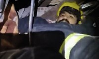 Una unidad de bomberos valencianos enviada a Turquía consigue rescatar a un joven atrapado bajo los escombros