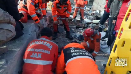 Gaziantep'te 15 yaşındaki çocuk binanın enkazından çıkarıldı