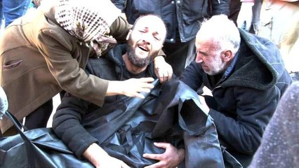 60 saattir enkazda bekleyen baba hüznü ve sevinci aynı anda yaşadı