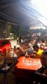 Um vídeo viralizou ao mostrar cariocas jogando truco e tomando cerveja enquanto as ruas da cidade alagavam nesta terça-feira (7). Diversos pontos do Rio de Janeiro, na Rocinha, na Baixada Fluminense, estão alagados após forte chuva.