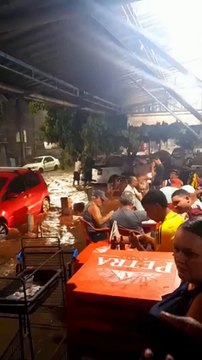 Um vídeo viralizou ao mostrar cariocas jogando truco e tomando cerveja enquanto as ruas da cidade alagavam nesta terça-feira (7). Diversos pontos do Rio de Janeiro, na Rocinha, na Baixada Fluminense, estão alagados após forte chuva.