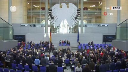 Almanya Meclisi'nde Türkiye'deki depremzedeler için saygı duruşu